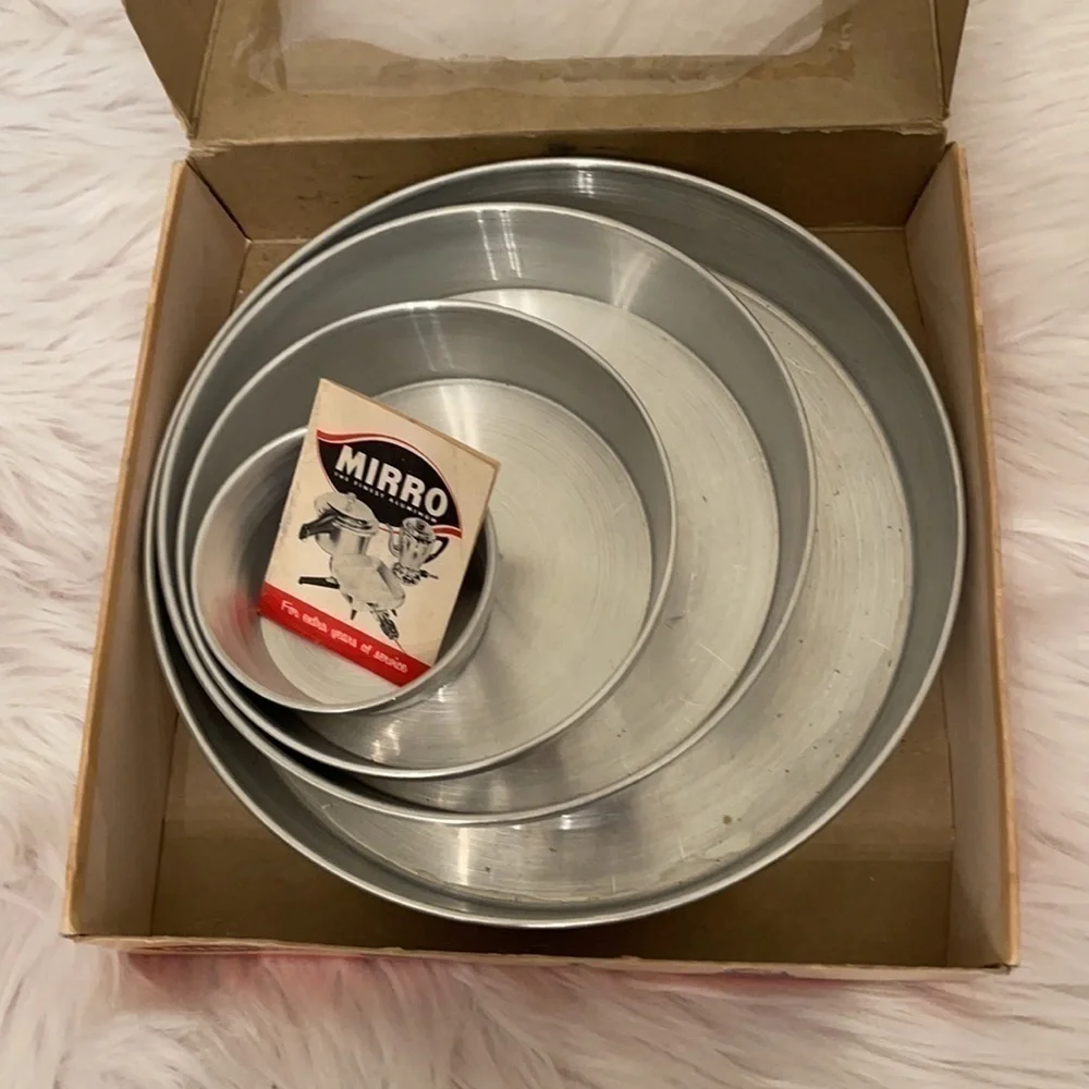 Vintage and EUC Mirro Cake pan set with box​​​​​​​​​​​​​​